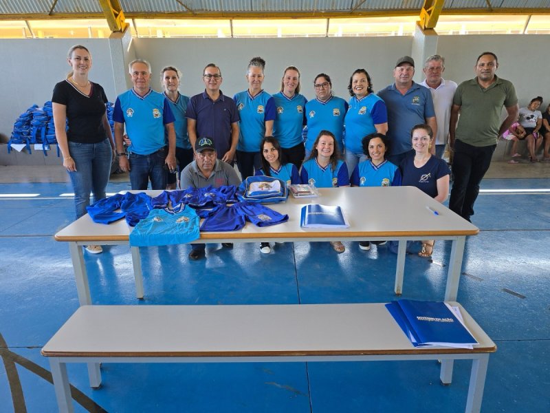 Entrega de kits para crianças da Terra Indígena Rio das Cobras